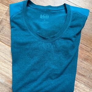 Women's REI tech outdoor t-shirt, size Small